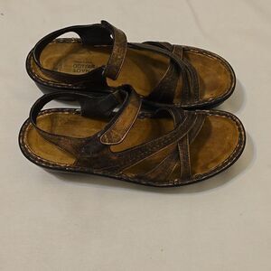 Naot copper color sandals size 9